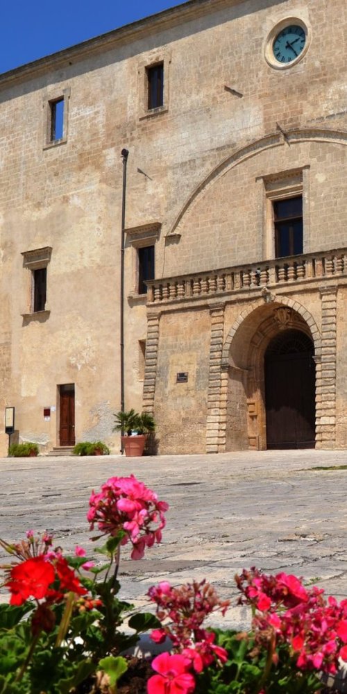 Street scene and transport in Latiano